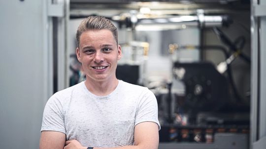 Der «Fritz Studer Award 2023» ging an Dr. Emil Sauter vom Institut für Werkzeugmaschinen und Fertigung der ETH Zürich für seine Arbeit mit dem Titel «Detection and avoidance of thermal damage for high-performance metal grinding processes using hybrid machine learning models».(Bild:  Studer)