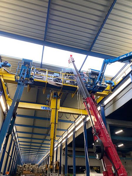 Das Lagerupdate bei Sülzle Hagmeyer, das Kasto durchgeführt hat, litt an Platzmangel. Um diesem beim Retrofit unter dem Dach der Halle zu begegnen, wurden drei Gelenkheber und ein Autokran genutzt, um das Dach nach Bedarf zu öffnen. (Bild: Kasto)