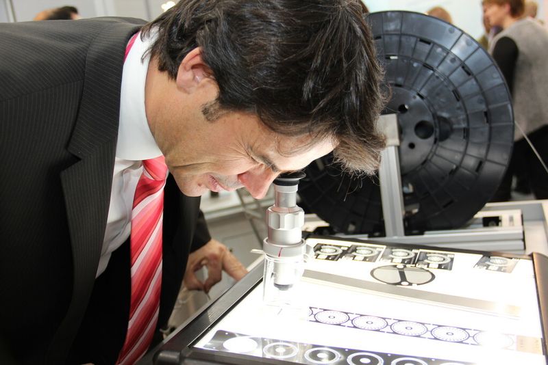 Am Stand von Micrometal werden die Ergebnisse des Inline-Ätzens feiner Strukturen genau unter die Lupe genommen. (Bild: Nuissl)