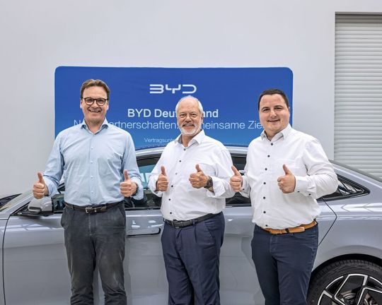 Ex-Stellantis-Deutschlandchef Lars Bialkowski (links), der jetzt das BYD-Geschäft hierzulande verantwortet, freut sich über seine neuen Vertriebspartner: Häusler-Geschäftsführer Michael Rappl (Mitte) und dessen Vertriebsleiter Michael Kranz.(Bild:  Häusler)