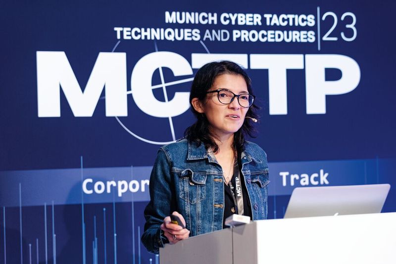 Yury Niño Roa, ﻿Cloud Infrastructure Engineer @Google, reiste eigens für die MCTTP aus Kolumbien an und ging auf die unterschiedlichsten, menschlichen Faktoren ein, die einen Cyberangriff begründen können. (Bild: Vogel IT-Akademie)