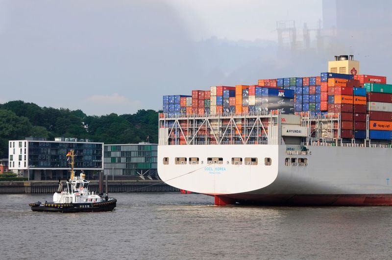 Große Schiffe ziehen auf der Elbe vorbei. (Trend Micro)