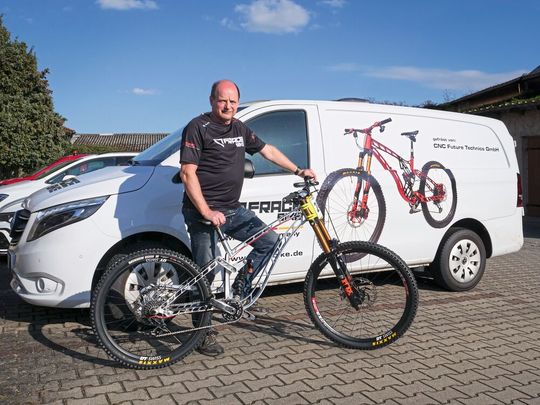 Bernd Iwanow, Gründer der CNC Future Technics GmbH in Finne, ist von den herausragenden Leistungen seines Downhill-Bikes «Fracebike» und den Vorteilen der CAD/CAM-Software «Hypermill» zum 5-Achs-Fräsen rundum überzeugt.(Bild:  Open Mind)