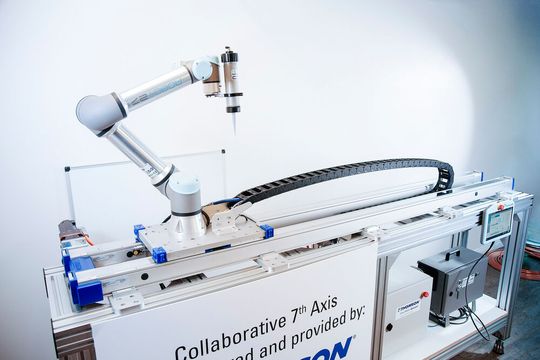 Dieser Cobot wurde mit der Movotrak-CTU von Thomson kombiniert. Sie erweitert den Aktionsradius dieser Roboter deutlich, sagt Rodriguez, woher man das System jetzt beziehen kann. Lesen Sie hier, was man sich damit für Vorteile in die Produktion holen kann ...(Bild:  Rodriguez)