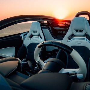 Über dem Cockpit spannt sich stattdessen ein Karbonbügel, inspiriert vom Halo-System der Formel 1. (Bild: Mercedes-Benz)
