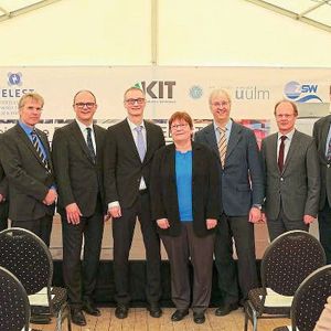 Die Protagonisten der Eröffnungsveranstaltung: v.l. Prof. Maximilian Fichtner (HIU, Direktor Celest, PoliS), Prof. Holger Hanselka (Präsident KIT), MD Ulrich Steinbach (Amtschef MWK), Staatssekretär Christian Luft (BMBF), Dr. Margret Wohlfahrt-Mehrens (ZSW, Celest, PoliS), Prof. Helmut Ehrenberg (KIT, Celest, PoliS), Prof. Michael Weber (Präsident Universität Ulm), Prof. Axel Groß (Universität Ulm, Celest, PoliS). (Bild:  Heiko Grandel)