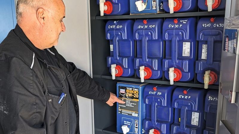 Kfz-Unternehmer Michael Roß ist von den neuen Bag-in-Box-Ölgebinden absolut überzeugt, bieten diese doch zahlreiche Vorteile gegenüber klassischen Kunststoffkanistern.(Bild:  Dominsky –VCG)