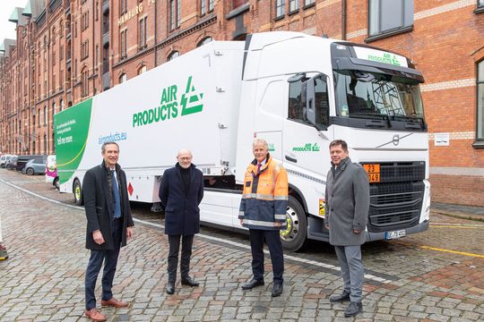 Wasserstoff-Kooperation soll Dekarbonisierung pushen! Von Links: Kurt Lefevere, (Vice President of Air Products for Northern Continent), Michael Westhagemann (Hamburgs Senator für Wirtschaft und Innovation), Jens Meier (CEO Hamburg Port Authority), Stephan König (Air Products Director Operations and Supply Chain Performance Europe and Africa).(Bild:  HPA / A. Schmidt-Wiethoff)