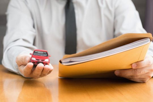 Der Datenausweis Car Pass soll für Halter den Zugriff auf ihre Fahrzeugdaten regeln. Von Lösungen wie diesen können auch Händler profitieren.(Bild:  © Narong Jongsirikul - stock.adobe.com)