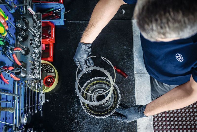 Auch Wandlerautomaten sind nur scheinbar einfach aufgebaut: Bei der Montage der Schaltelemente sowie bei Arbeiten an der Mechatronik können Ungeübte viel falsch machen. (Rupert Oberhäuser)
