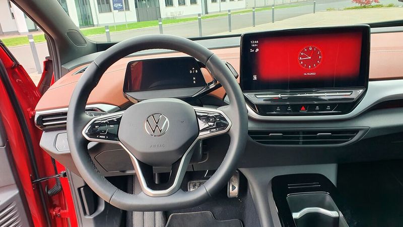 4. Das Infotainmentsystem: Im ID 4 wird so gut wie alles getouched – sowohl auf dem frei stehenden mittigen Display, als auch am Lenkrad selbst. Das ist nicht immer intuitiv und funktioniert nicht immer auf den ersten Fingerdruck und kann nerven. Genauso wie die zwar irgendwie logisch funktionierende, aber oftmals hakelige und langsame Software. Dieses Problem ist aber auch aus anderen VW-Modellen schon bekannt. (Bild: Mauritz – »kfz-betrieb«)