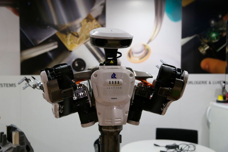 La HE Arc montrera les possibilité géniales de cet androïde d'un nouveau genre, une tête munie de deux caméras, deux bras très mobiles et un tronc que l'on peut déplacer aisément d'une machine à l'autre. (JR Gonthier)