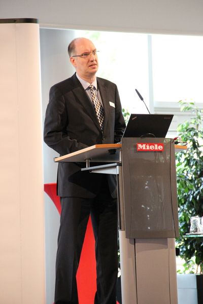 Dr.-Ing. Peter Ebbesmeyer vom It's OWL Clustermanagement referierte über die Ziele des Technologie-Netzwerks und intelligente technische Systeme. (Bild: Horn)