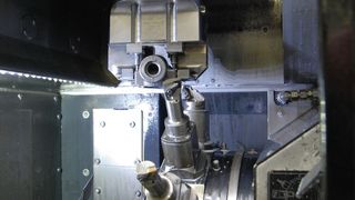 Das Zwei-Backen-Kraftspannfutter in der Drehmaschine spannt Werkstücke auch über Vorsprünge hinweg mit hohen Spannkräften. (Bild: Röhm)