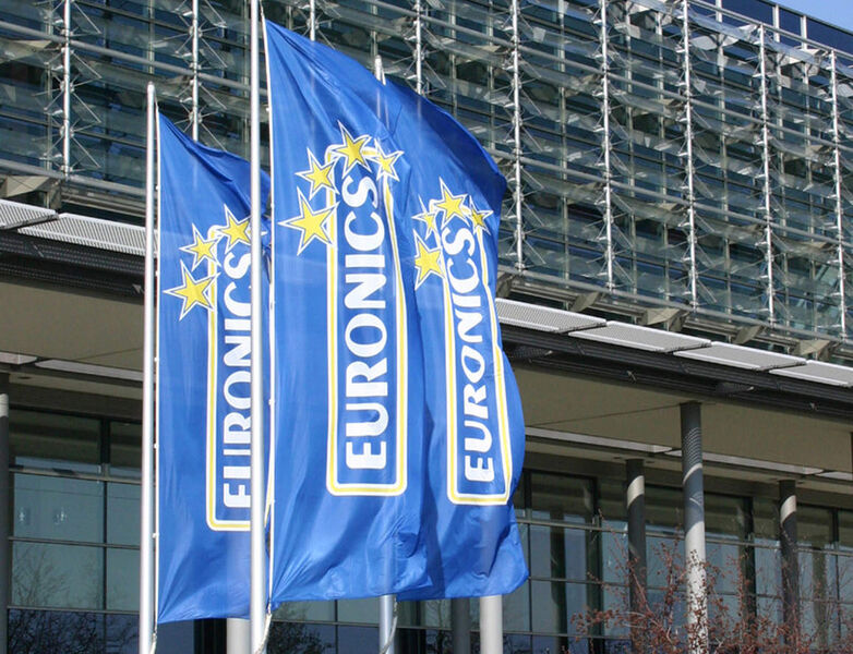 Die Euronics-Fahnen wehen vor den Hallen der Neuen Messe Leipzig. (Archiv: Vogel Business Media)