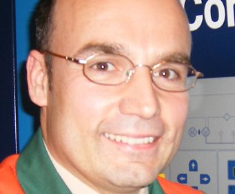 An der sehr guten Energiebilanz der neuen Abfülllinie bei Jägermeister hat für Torsten Deutsch, Leiter der Instandhaltung Technik, die neue Druckluftstation einen wesentlichen Anteil.  Bild: Compair (Archiv: Vogel Business Media)