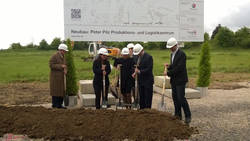 Es ist soweit: Susanne Kunschert, Renate und Thomas Pilz (m. v. l.) sowie der für den Neubau verantwortliche Generalunternehmer Reinhard Quast (l.) sowie Christof Bolay (r.), seines Zeichens Oberbürgermeister von Ostfildern, beim Spatenstich. (Bild: Jan Vollmuth)