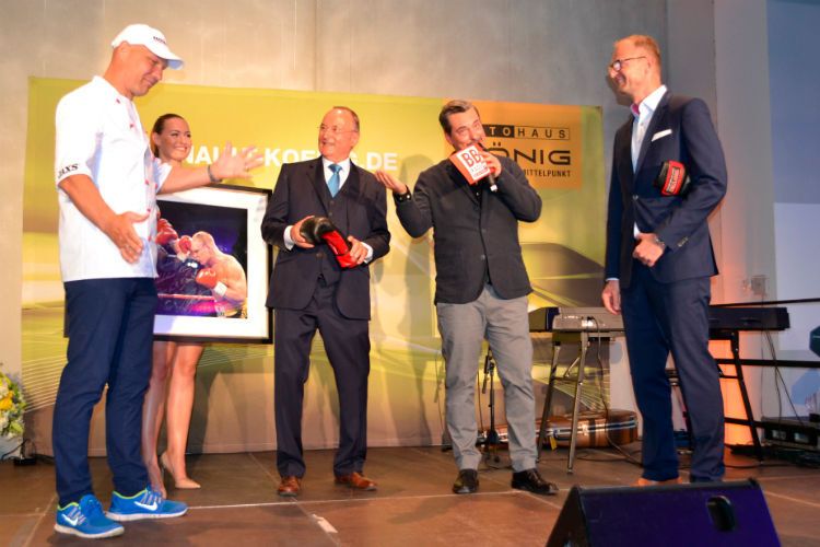 Beließ es bei Worten: Boxer Axel Schulz auf der Bühne mit Moderatorin Anne Julia Hagen, Moderator sowie Seniorchef Gotthard König und Geschäftsführer Dirk Steeger. (Hiemann)