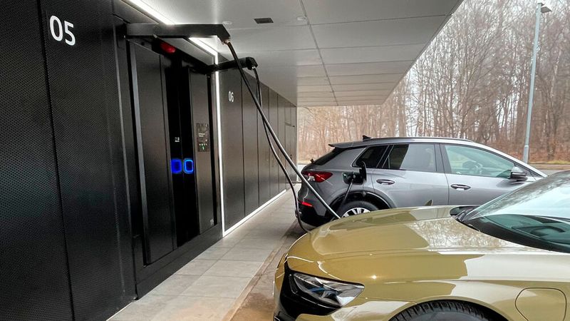 Die Kabel sind an Schwenkarmen angebracht. Zudem gibt es Plug & Charge. So soll der Ladevorgang möglichst komfortabel begonnen und beendet werden können. (Bild: Seyerlein/VCG)