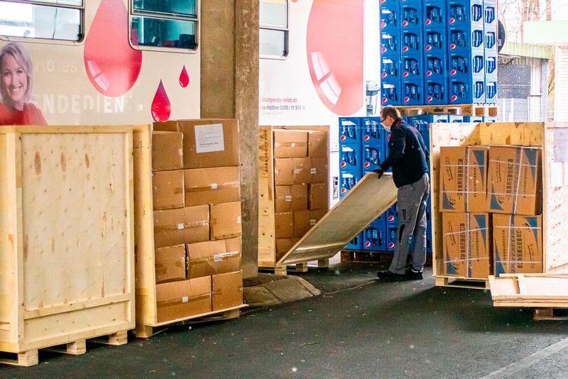 Das Deutsche Rote Kreuz nimmt die Maskenspende entgegen. (Bild: Xiaomi)