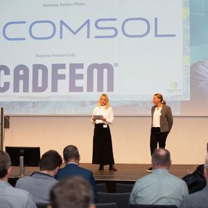 Begrüßung zum ersten Konstruktionsleiter-Forum der konstruktionspraxis am  21. September 2022: Chefredakteurin Ute Drescher (links) und Fachredakteurin  Monika Zwettler führen in das Programm ein.(Bild:  Oxana Gruber Photography/VCG)