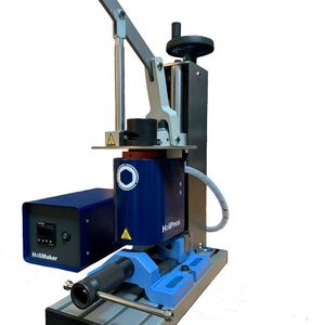 Eine Holipress von Holimaker etwas näher betrachtet. Mit ihr können thermpolastische Kunststoffe bis zu einer Temperatur von 320 °C verarbeitet werden. Das maximale Einspritzvolumen liegt je nach Variante bei 16 respektive 18 Kubikzentimetern.(Bild:  Holimaker)