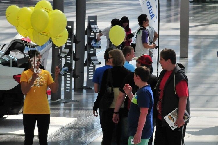 Gelbe Luftballons weisen auf die Aktion Lichttest des Kfz-Gewerbes hin. (Foto: Büttner)