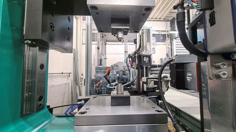 Bereit für das nächste Bauteil: Sobald eine Kugelhülse im Werkzeug sitzt, fährt der Antrieb den Stößel herunter. Die für das Kraft-Wege-Protokoll notwendige Strecke erfasst ein Resolver direkt am Servoantrieb, ein integrierter Kraftmesser steuert die dabei aufgewendete Presskraft bei. (Bild: Tox)