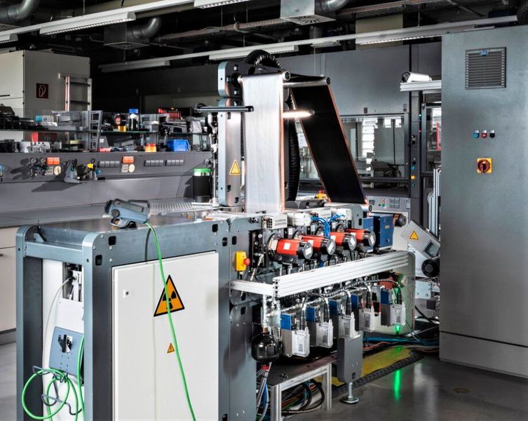 Die Drytraec-Anlage am IWS in der Totalen. Zur Batterieelektrodenherstellung bedarf es keiner langen Trocknungsstrecken. Deshalb ist sie so kompakt. (Fraunhofer-IWS)