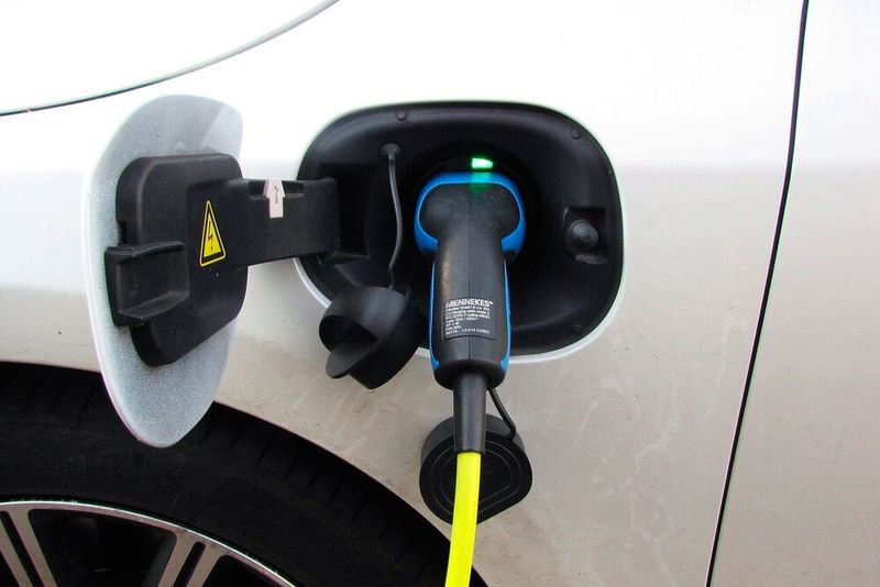 Die Deutsche Umwelthilfe fordert ein Ende der Förderung von Plug-in-Hybriden.(Bild:  gemeinfrei /  Pixabay)