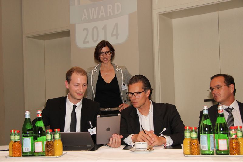 …und sorgte direkt für Anschauungsmaterial. ()