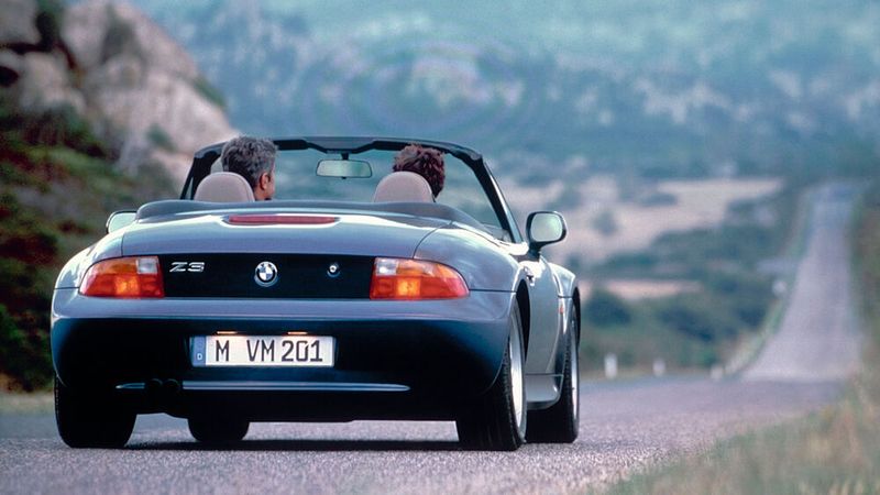 Der BMW Z3 kam im Herbst 1995 auf dem Markt und im Sommer 1998 ergänzte die Baureihe eine Coupé-Variante. Die Motorenpalette reichte von einem 1,8-Liter-Vierzylindermotor mit 85 kW (115 PS) bis zu einem 3,2-Liter-Sechszylinder-Motor mit 239 kW (325 PS).  (Bild: BMW)