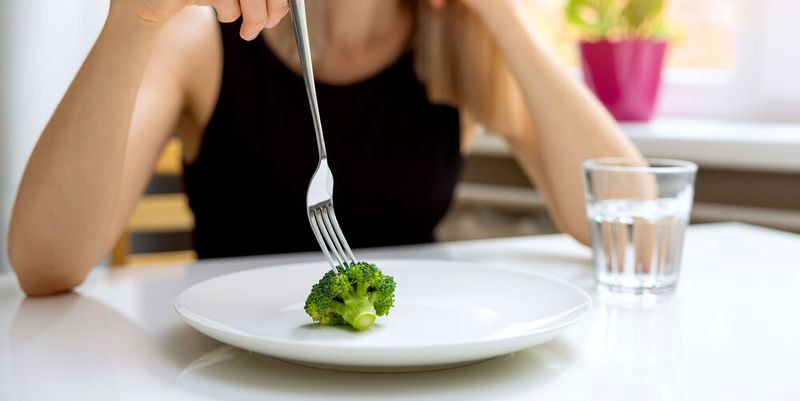 Allein die Erinnerung an die belohnende Wirkung von Nahrungsmitteln kann dazu führen, dass wir während einer Diät mehr essen als geplant.(Bild:  ronstik - stock.adobe.com)