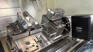 Der Drehtisch EA-520.R von pL Lehmann macht aus der dreiachsigen Makino PS105 ein 4-Achs-Bearbeitungszentrum, das sich in Verbindung mit der ausgeklügelten Spannvorrichtung und einem Roboter für eine vollautomatisierte 6-Seiten-Bearbeitung eignet. (Bild: Iseli)