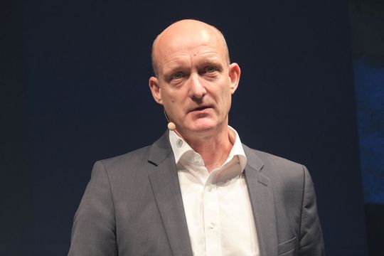 „Das neue Rail Service Center München-Allach ist unser Kompetenzzentrum für die Instandhaltung von Vectron-Lokomotiven – von Revisionen bis zur Unfallinstandsetzung. […]” – Elmar Zeiler, CEO Customer Services Siemens Mobility.(Bild:  Richard Oed)