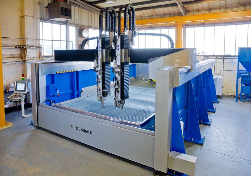 Das räumliche Wasserstrahlschneiden harter Materialien erfordert eine außerordentlich stabile Maschinenkonstruktion, wie Water Jet Sweden erklärt. (Water Jet Sweden/Matt Roberts)