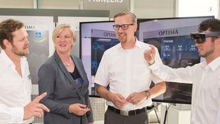 Virtual und Mixed Reality begeisterten die Roundtable-Teilnehmer beim Verpackungsmaschinenhersteller Optima. Erste Anwendungen gibt es – und die AR/VR/MR-Zukunft sieht vielversprechend aus. (Bild: Jürgen Weller Fotografie)