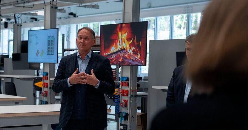 «Der Werkzeugbau ist das Rückgrat der hochpräzisen Fertigung unserer Pens und Autoinjektoren», sagte Simon Michel, CEO von Ypsomed, während seiner Eröffnungsrede. (Bild: Ypsomed)