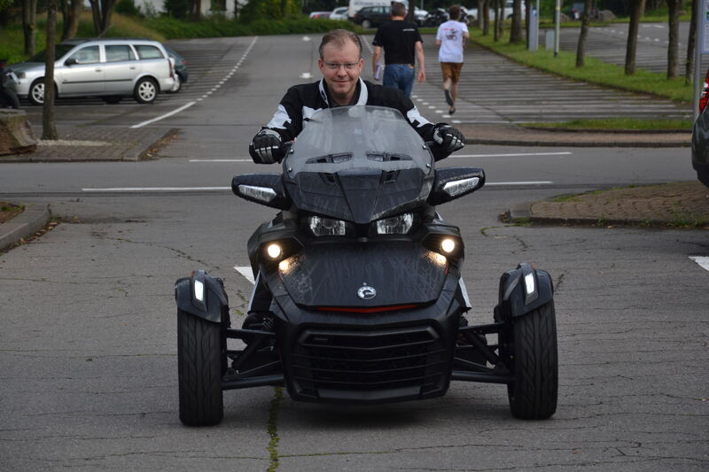 Jetzt aber hurtig zur Aufstellung: Vogel Business Media-Geschäftsführer Florian Fischer auf Can-Am Spyder Roadster RT. (Wolfgang Michel)