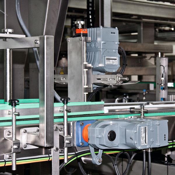 Das Antriebssystem Movigear erfüllt bereits heute die hohen Anforderungen der Super-Premium-Efficiency-Klasse IE4. Gegenüber einem Standard-Getriebemotor beträgt die Energieeinsparung regelmäßig 50 % und mehr.  (Bild: SEW-Eurodrive)