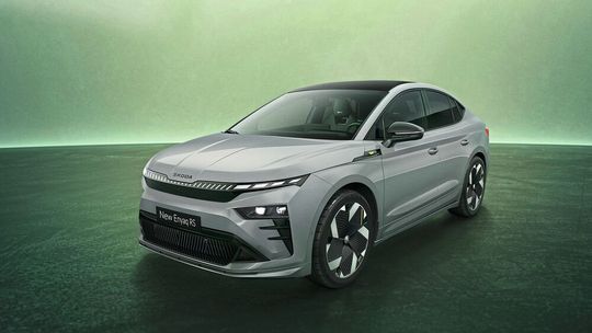 Wie alle neuen Modelle von Skoda ist der Enyaq RS optisch an das „Modern Solid“-Design angepasst. Auf der Motorhaube prankt jetzt der Schriftzug anstelle des Logos.(Skoda)