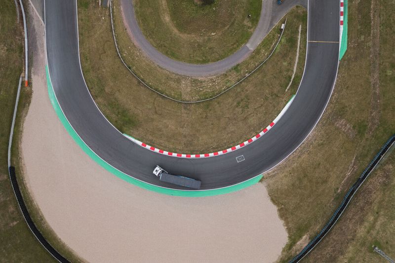 Der Rekordversuch fand auf der Rennstrecke Motorsport Arena Oschersleben in Sachsen-Anhalt statt. Mit insgesamt 14 engen Kurven ist sie definitiv nichts für Fahranfänger. (Bild: © Daimler Truck AG)