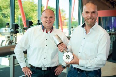 Marcel Mokosch von Schubert & Salzer Control Systems (links) und Rainer Klock von thyssenkrupp AT.Pro tec. (Bild: Schubert & Salzer Control Systems)