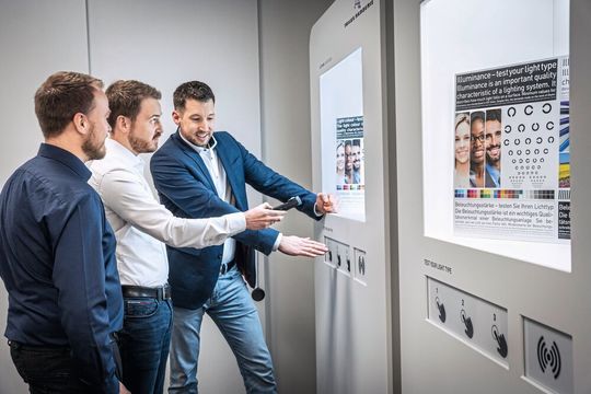 Bild 2: Mit Demonstratoren an der Trilux-Akademie können die Probanden verschiedene lichttechnische Qualitätsmerkmale mit eigenen Augen erforschen und erleben.(Bild:  Trilux)