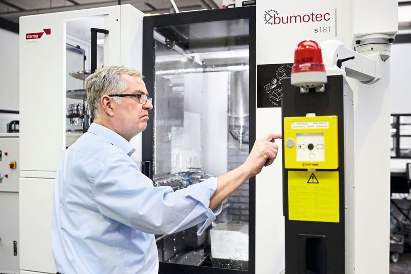 Besitzerstolz: Bei dem Familienunternehmen Heinrich sieht Chef Christian Pooch immer noch selbst nach dem Zustand seiner Werkzeugmaschinen – hier bei der neuen Bumotec s181. (Starrag/Ralf Baumgarten)