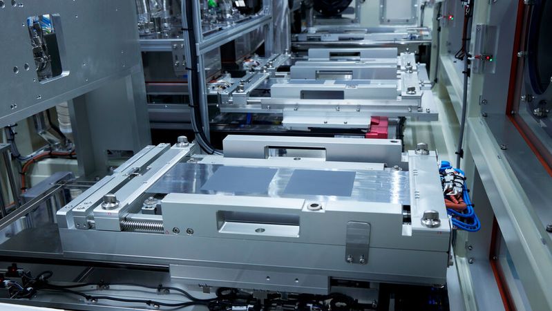 Die Kosten pro Kilowattstunde Speicherkapazität sollen sich mit Nissans Feststoffbatterie perspektivisch auf 65 Dollar annähernd halbieren.(Bild:  Nissan)