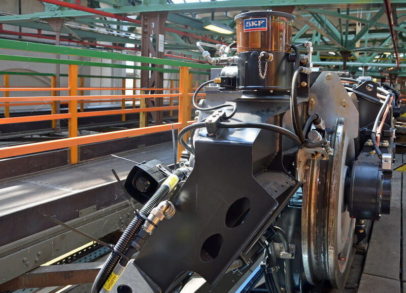 Die Spurkranzschmieranlage Easy Rail Airless von SKF ist platzsparend am ersten Drehgestell der Wuppertaler Schwebebahn montiert. (SKF)