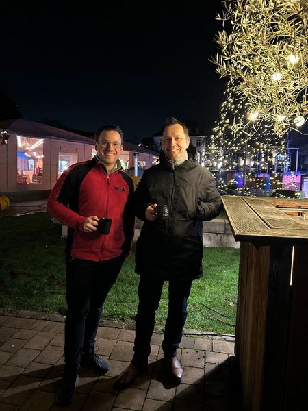 Weihnachtliche Stimmung bei Thomas Rubis und Sven Winnicki (beide Axis Communications) (Bild: Vogel IT-Medien)