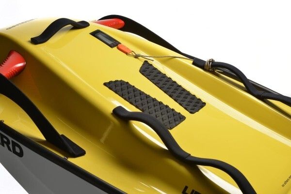 Auf der konkaven Oberfläche des ASAP lässt sich ein Geretteter bequem transportieren, wobei Gummimatten für sicheren Halt sorgen (asapwatercraft)