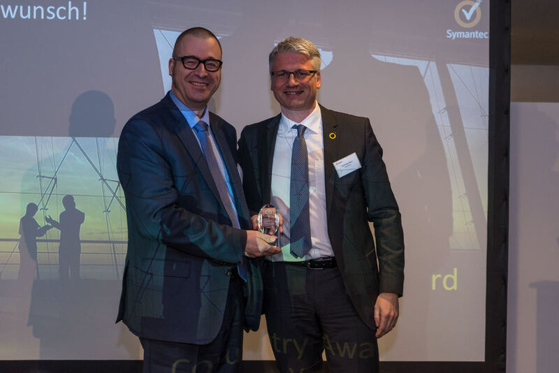 Christian Nern (Symantec) verleiht Ulf Spangenberg (Niwis Consulting GmbH) den „Country Award“. (Bild: Symantec)